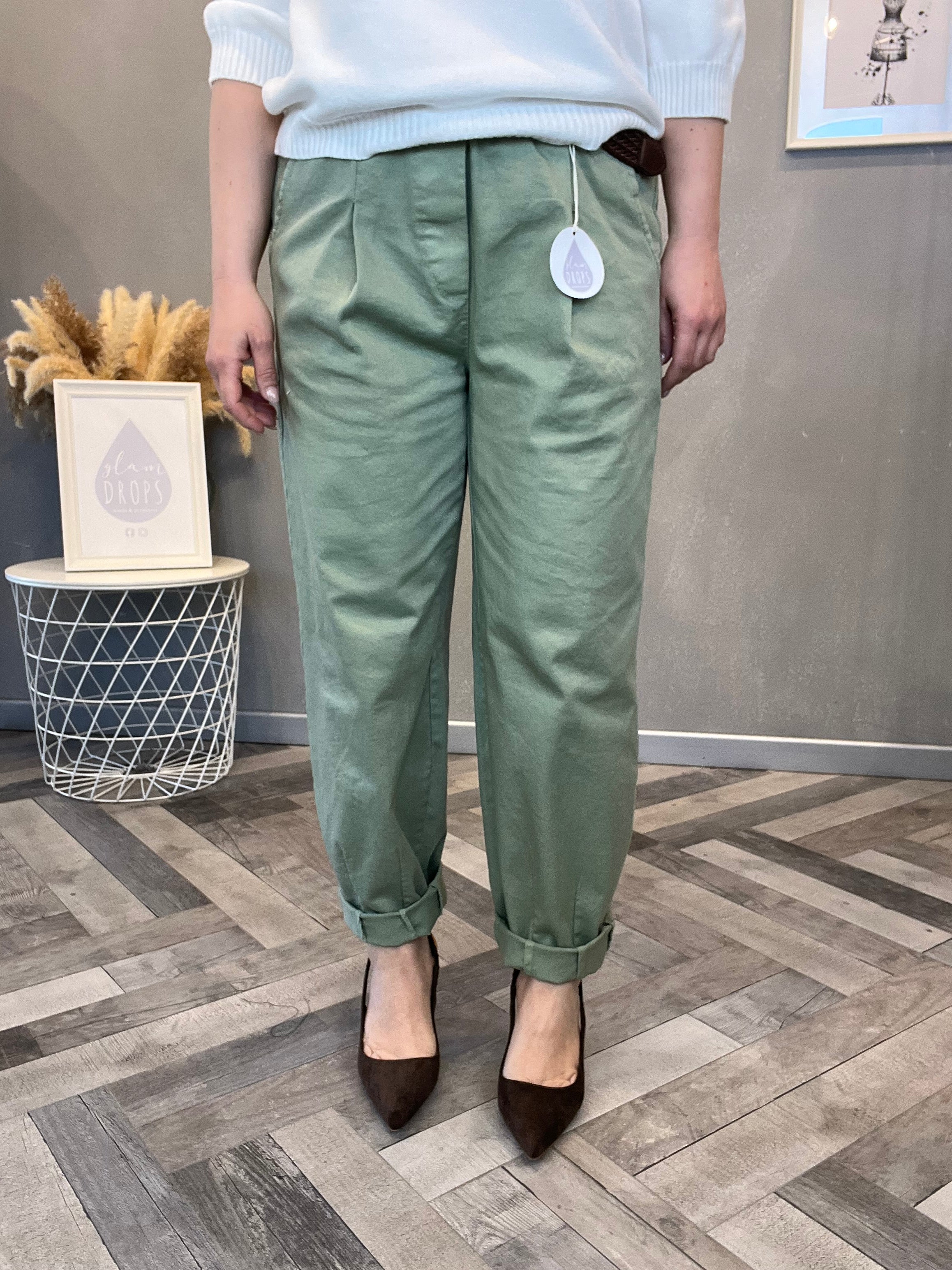 Pantalone carrot verde salvia con cintura