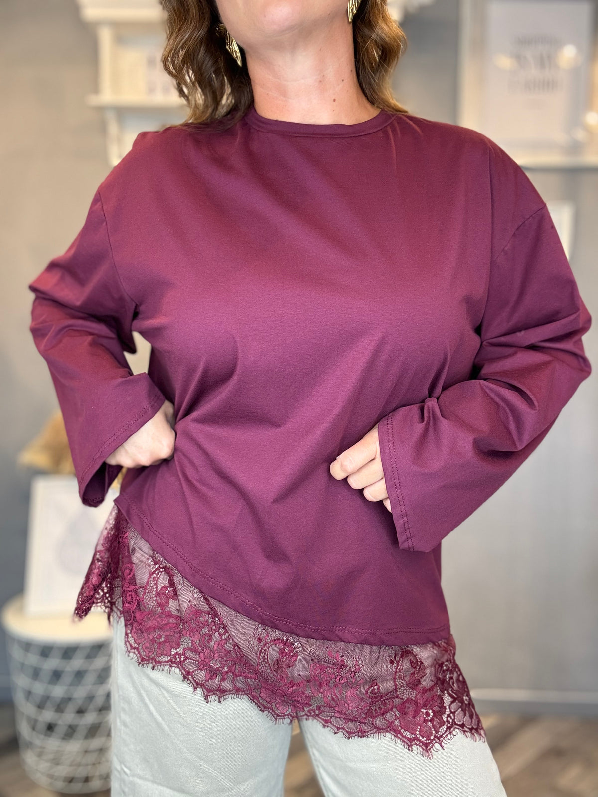 T-shirt asimmetrica con pizzo bordeaux