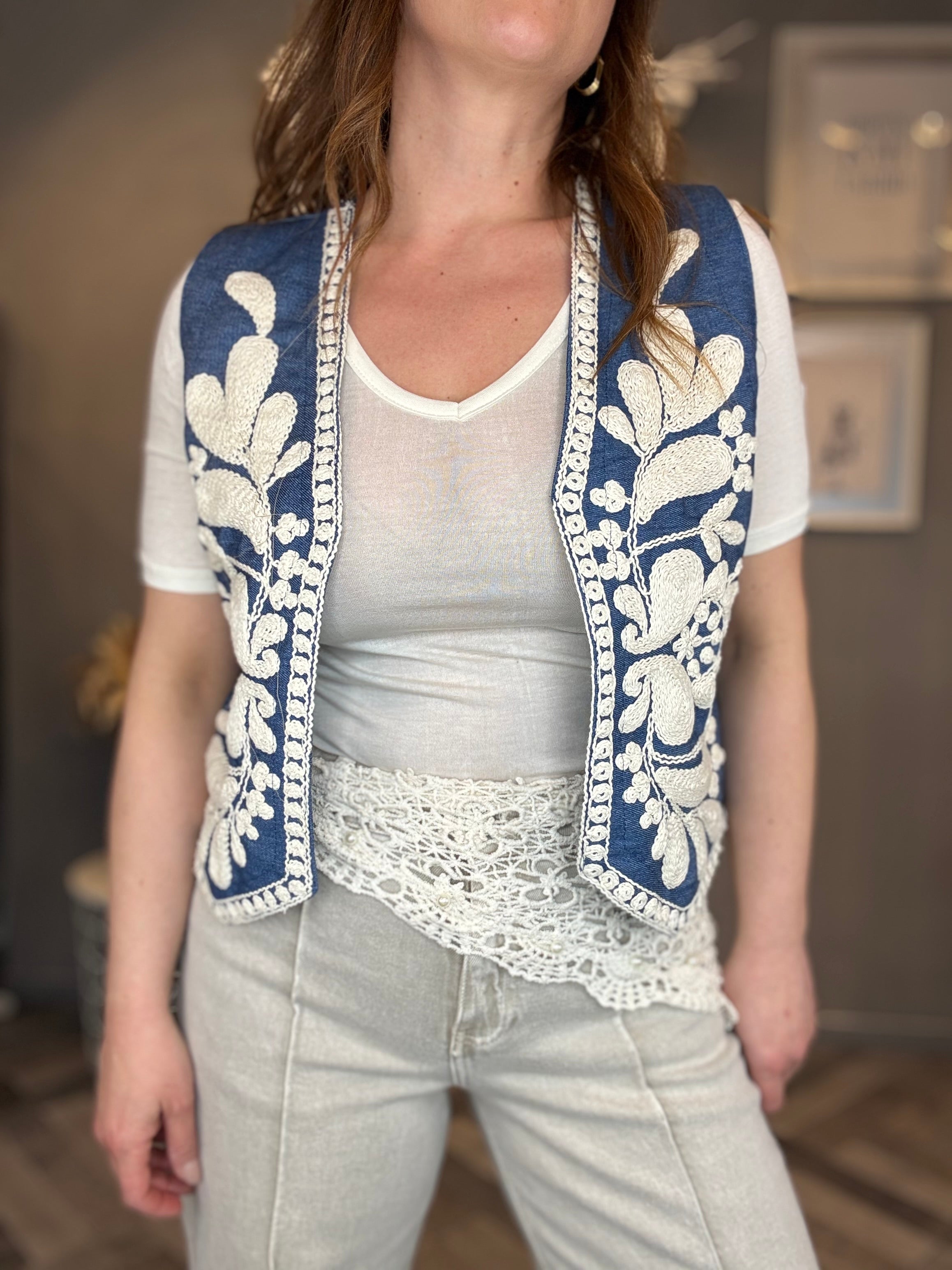 Gilet denim con ricamo