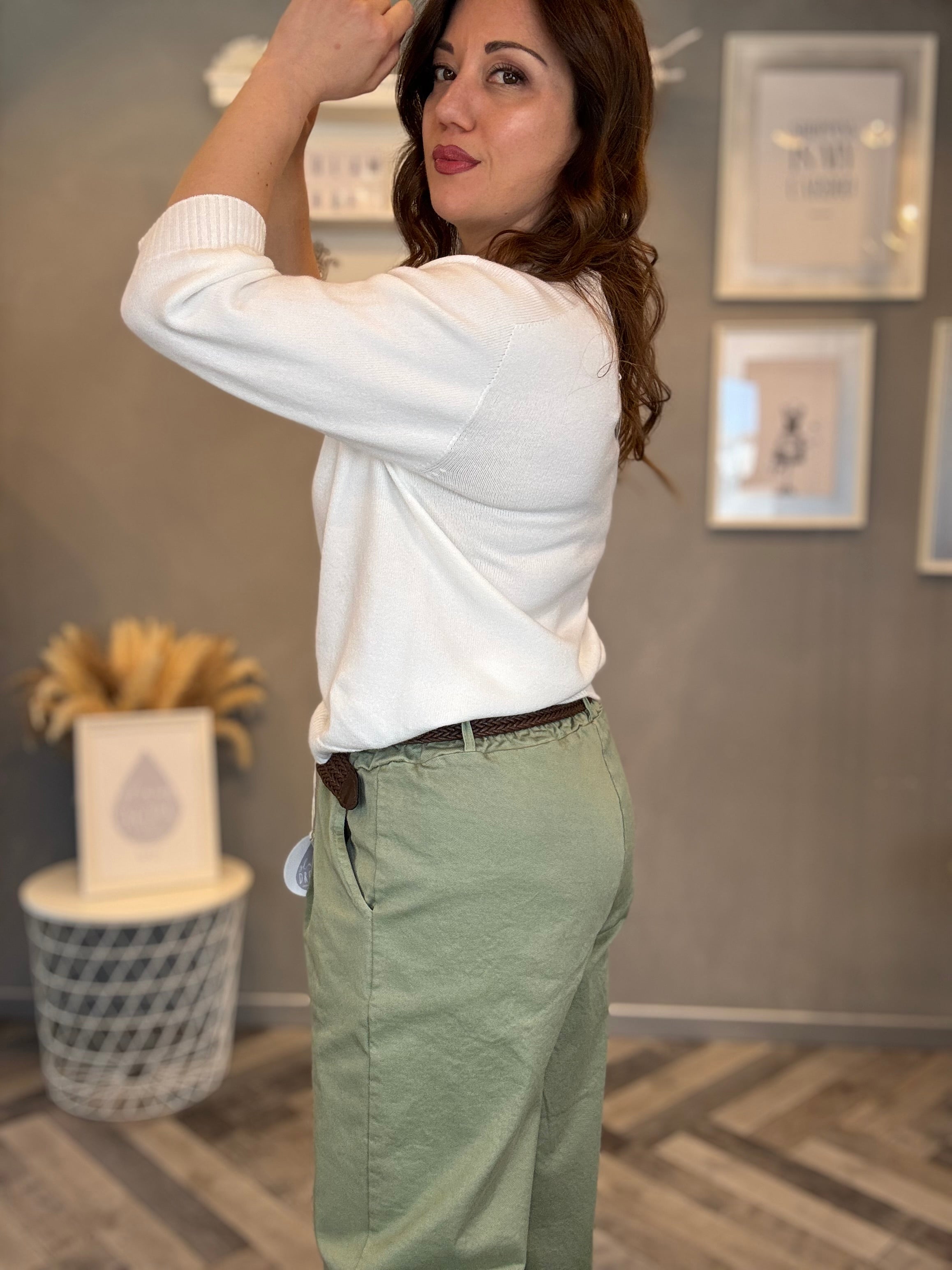 Pantalone carrot verde salvia con cintura