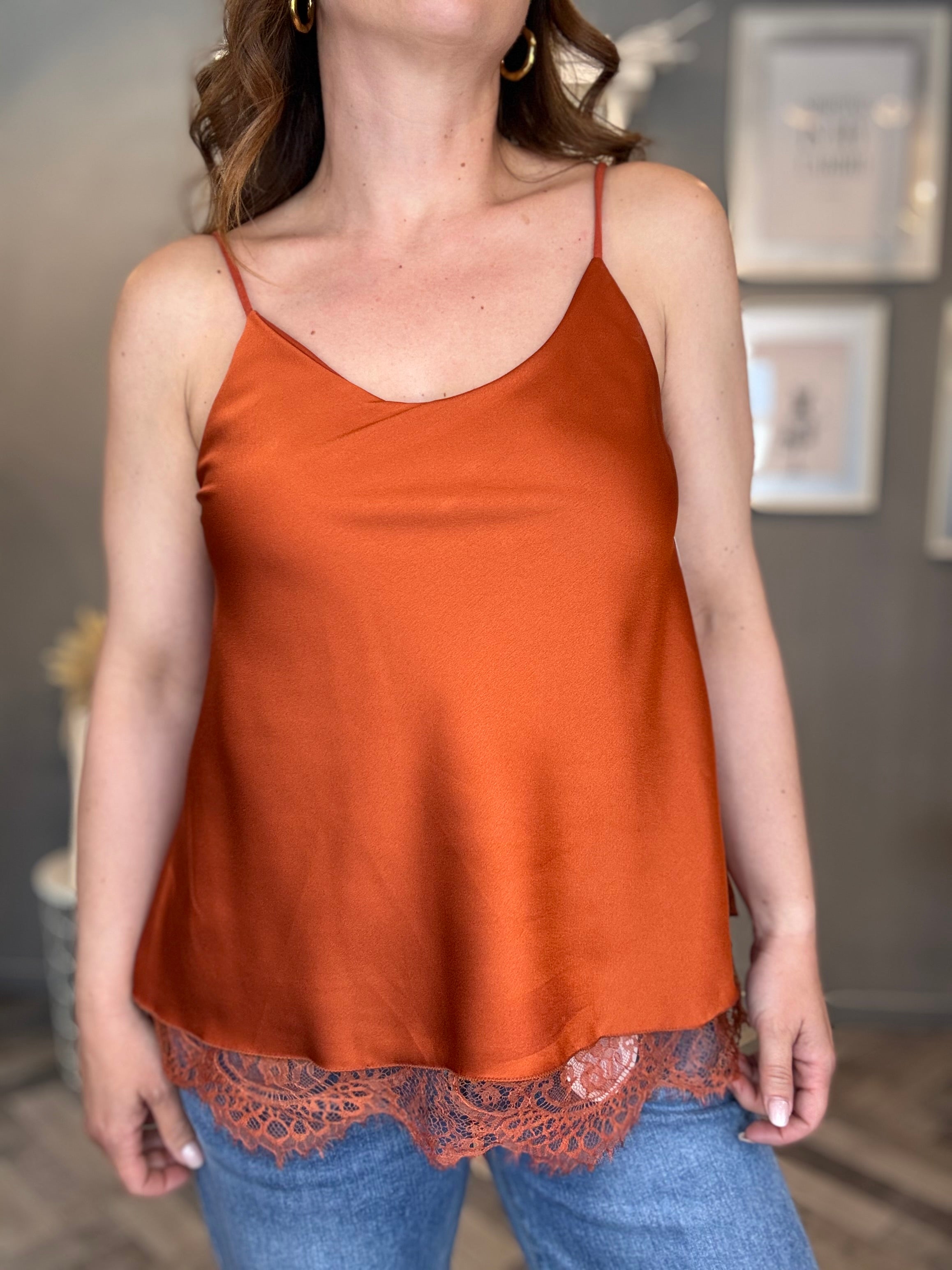 Top Satin con pizzo ruggine