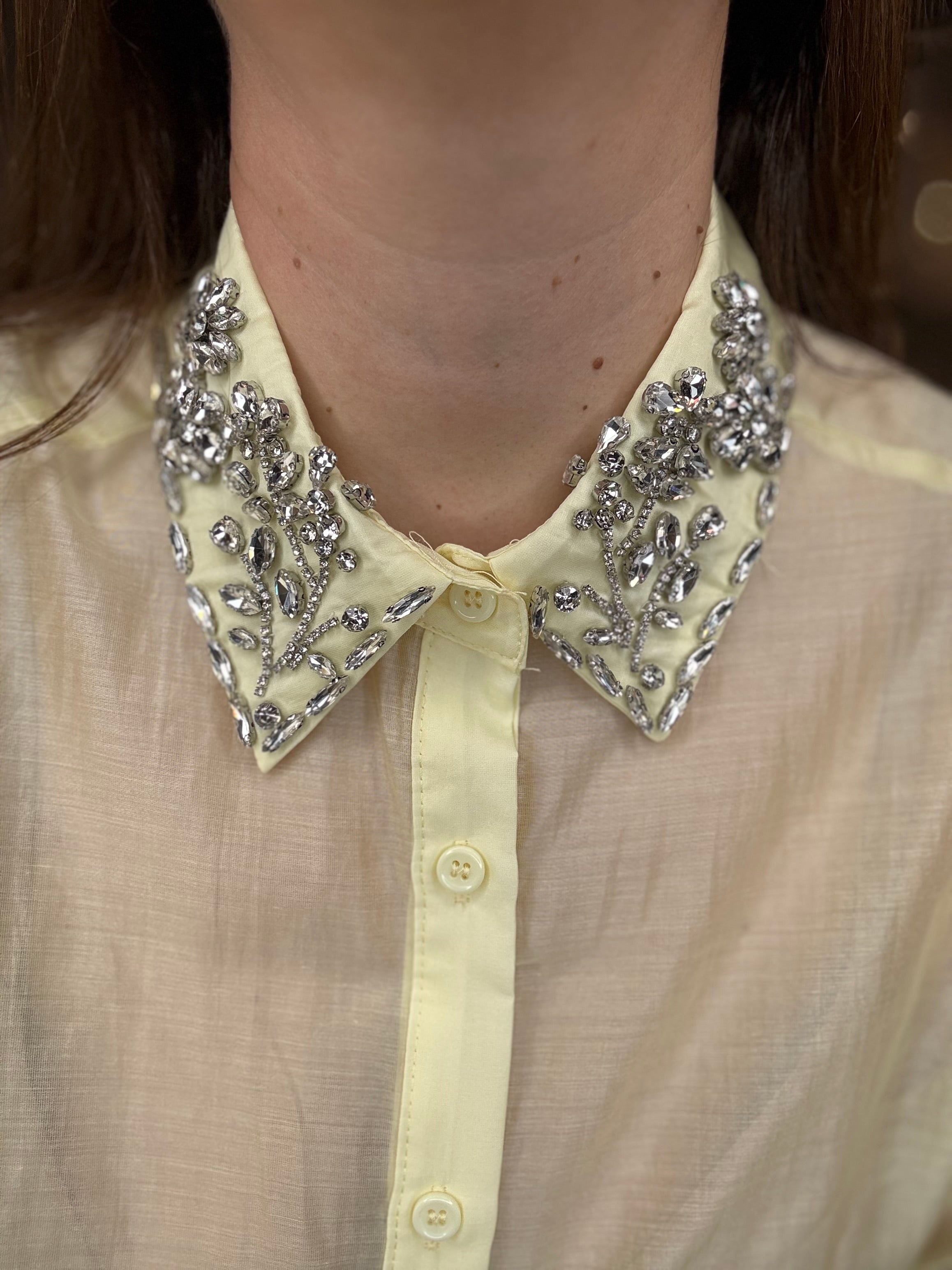 Camicia giallo pastello collo gioiello
