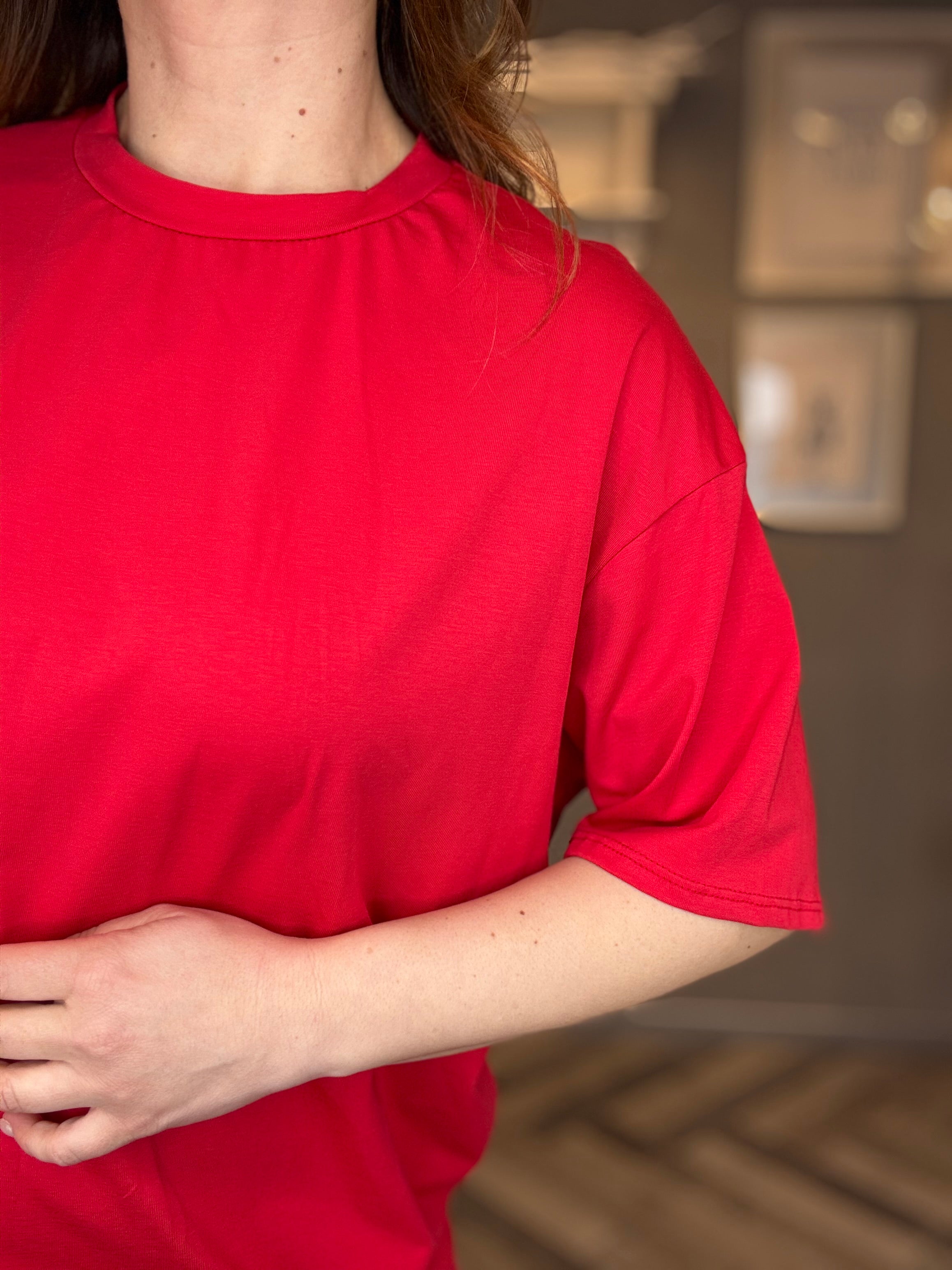T-shirt rossa over con pizzo