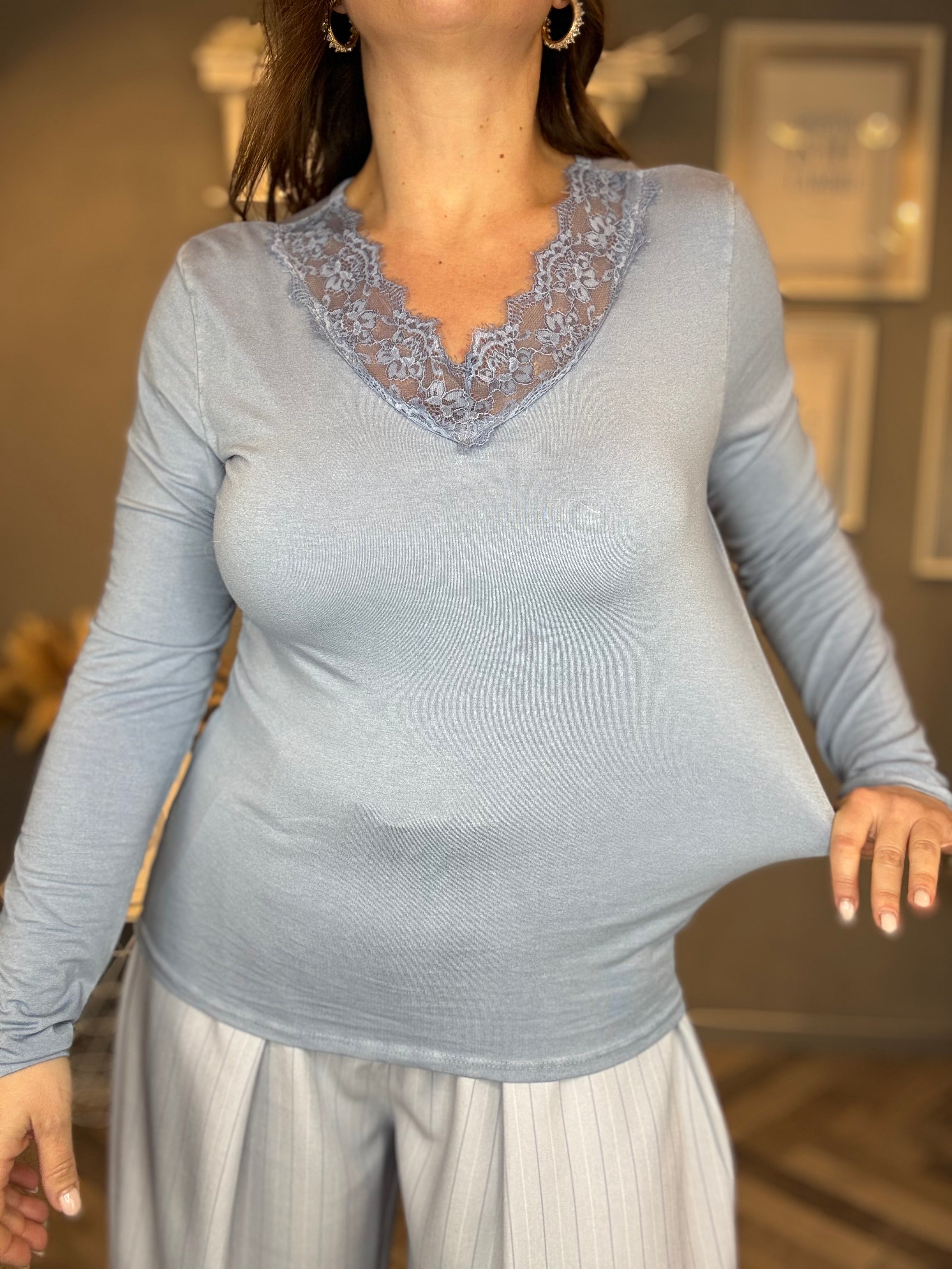 T-shirt in viscosa con pizzo
