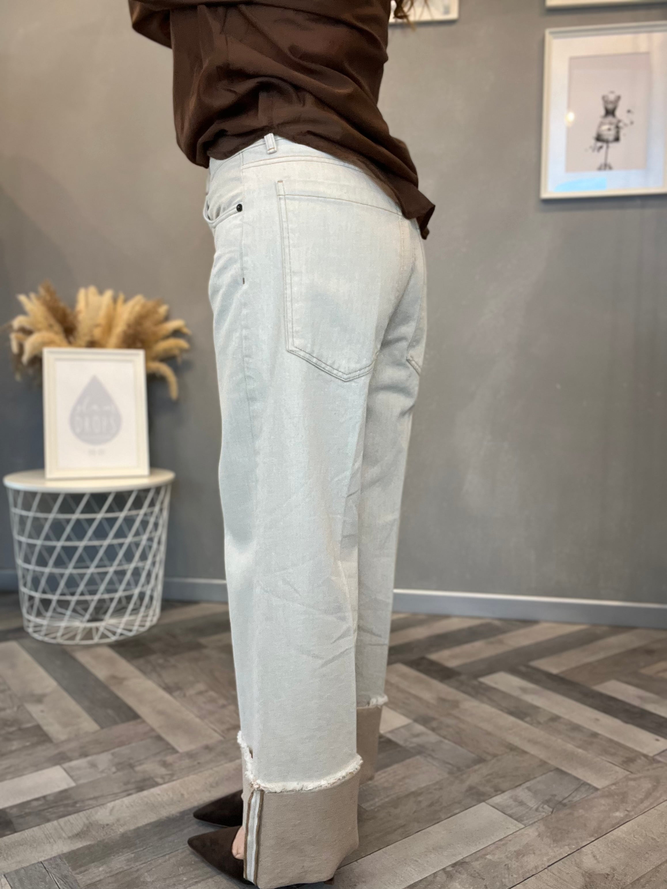 Jeans sabbiato con risvolto