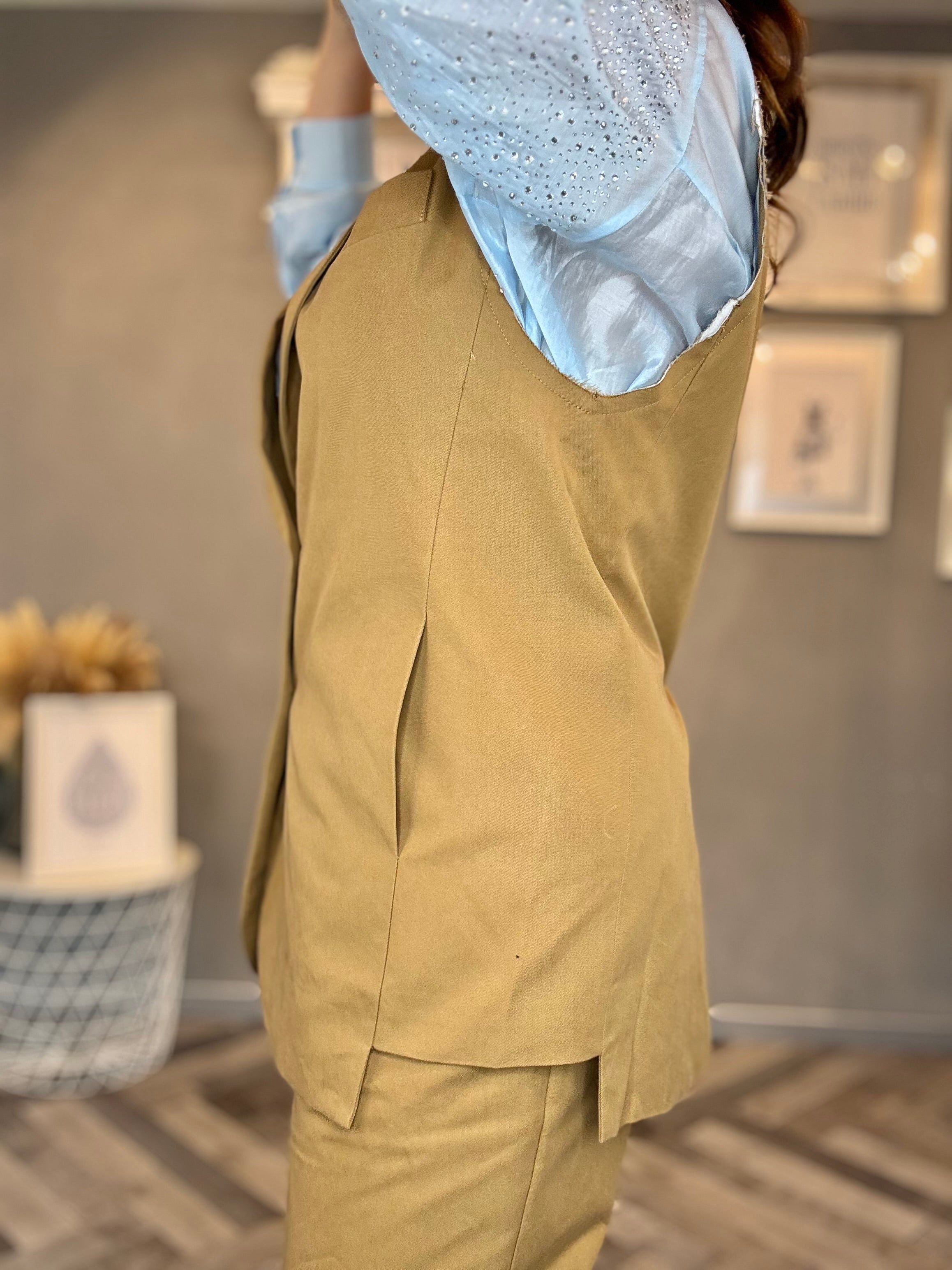 Gilet blazer smanicato con spallina tagliata a vivo