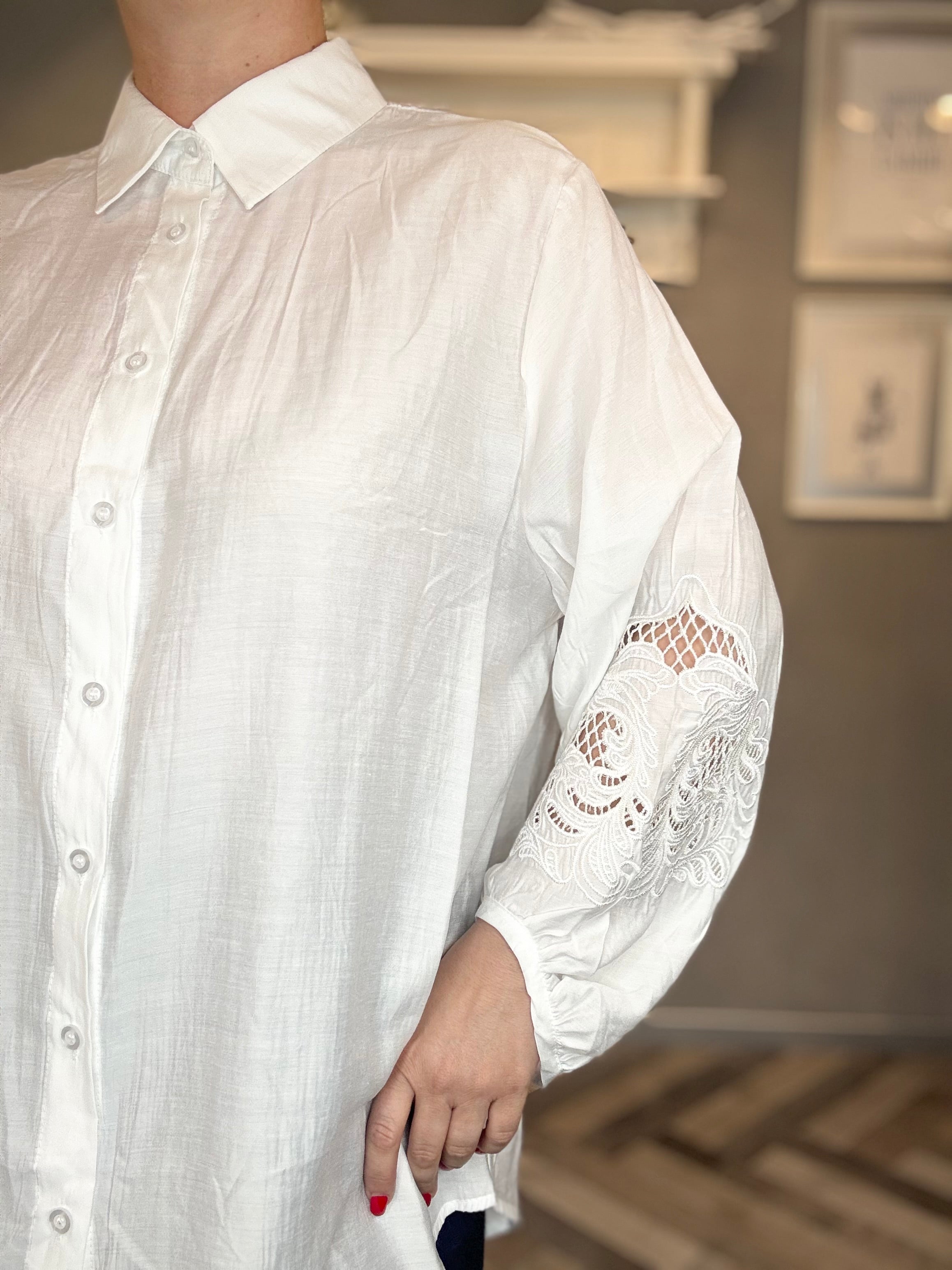 Camicia con ricami traforati