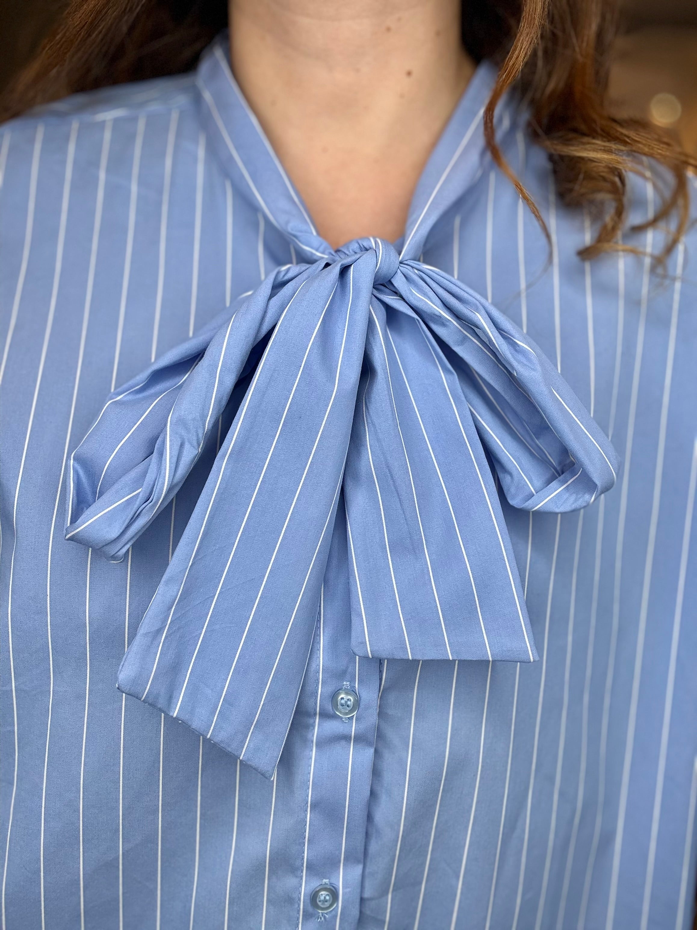 Camicia celeste a righe bianche con fiocco