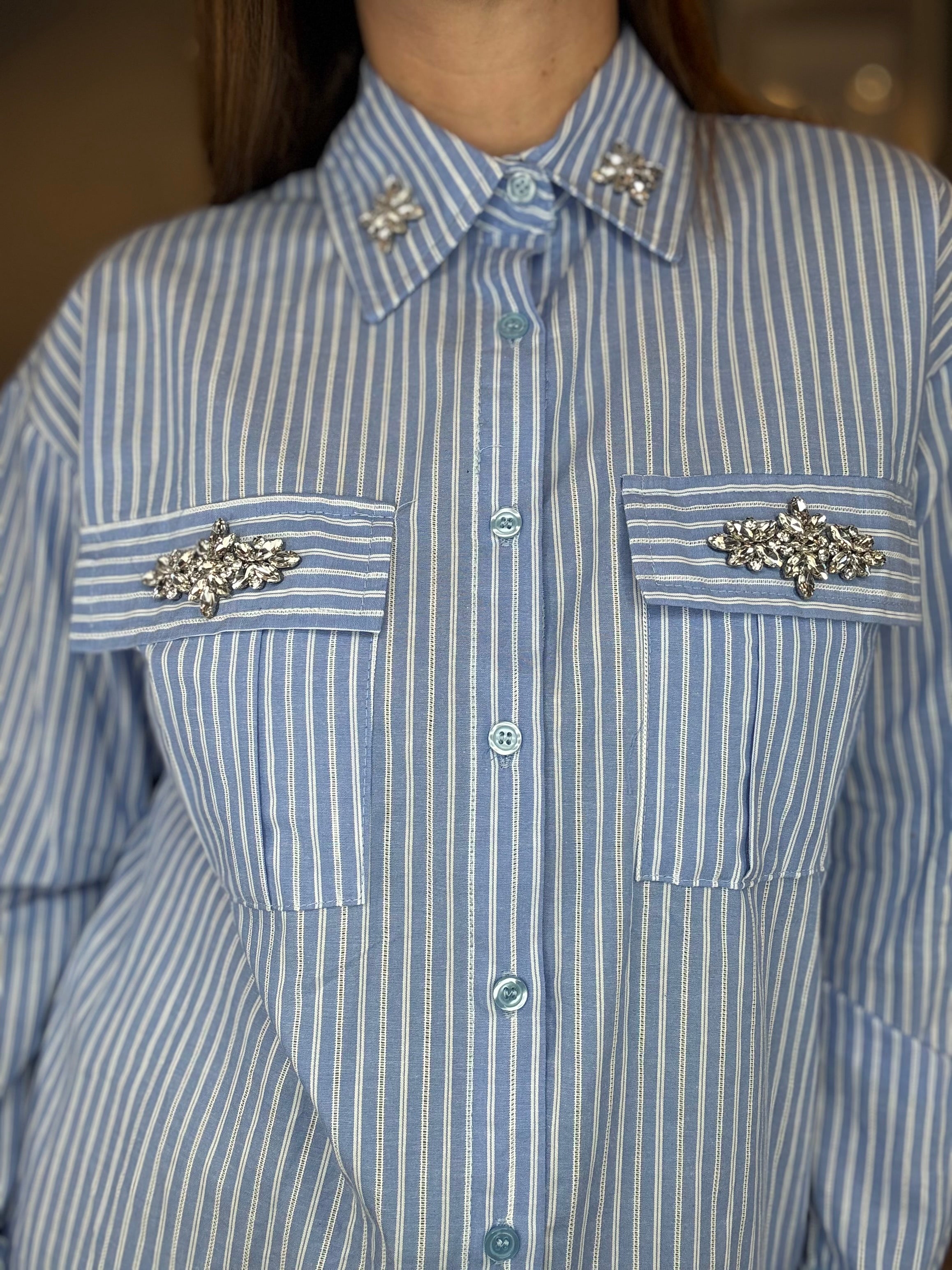 Camicia celeste a righe con applicazioni gioiello