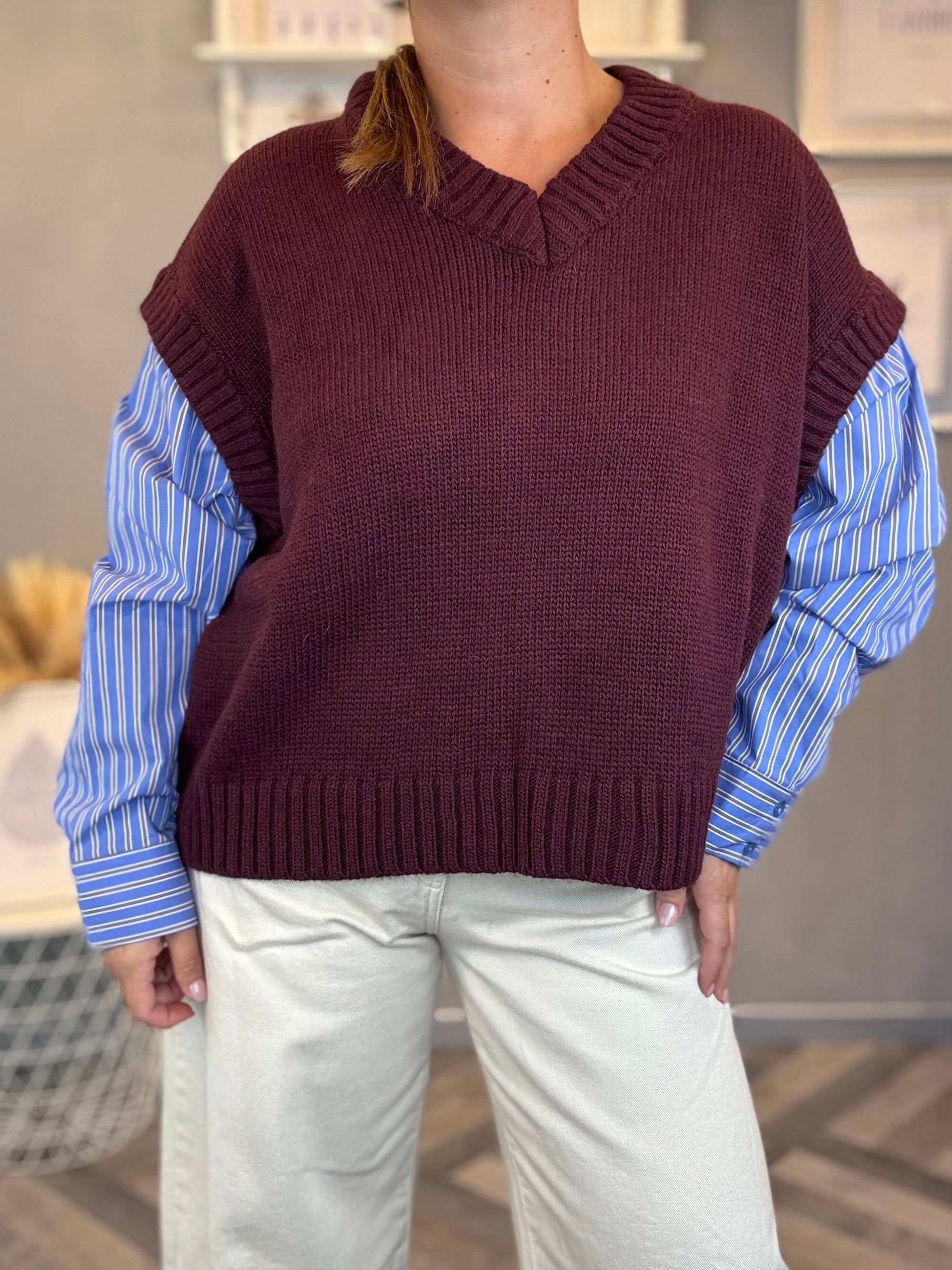Lumina gilet in maglia bordeaux maniche camicia azzurra