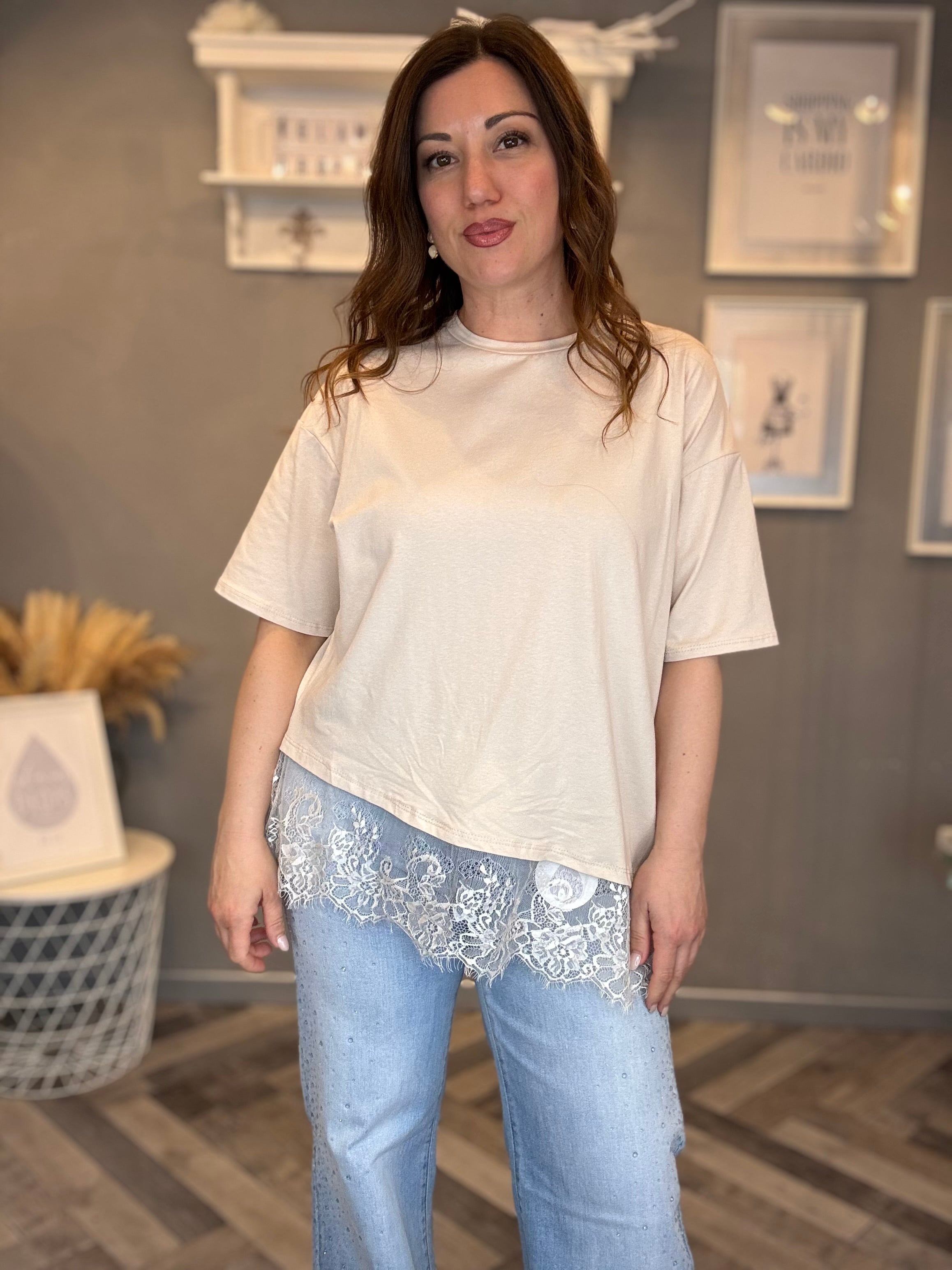 T-shirt beige over con pizzo