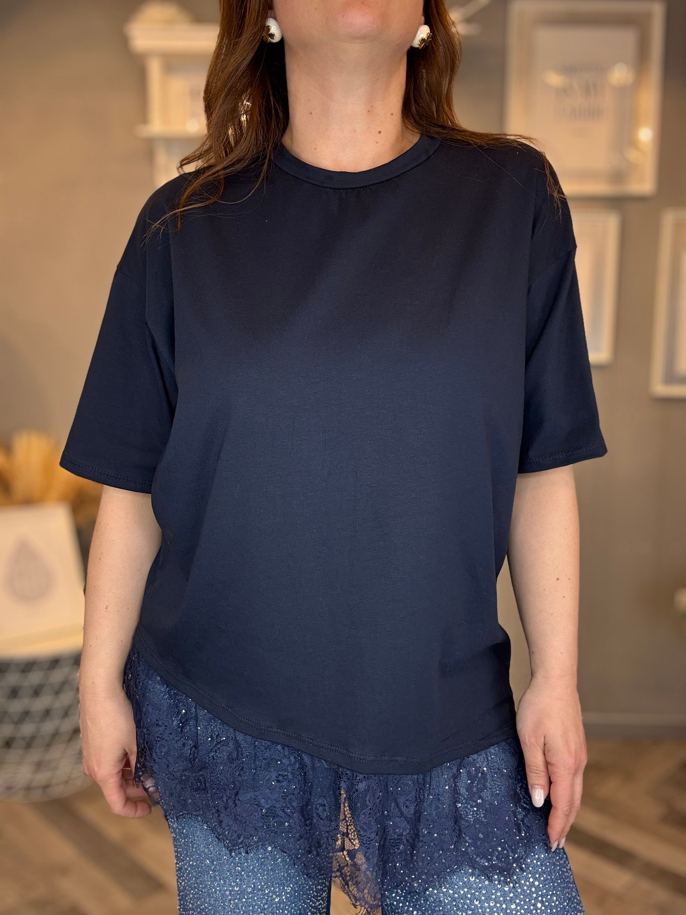 T-shirt blu over con pizzo