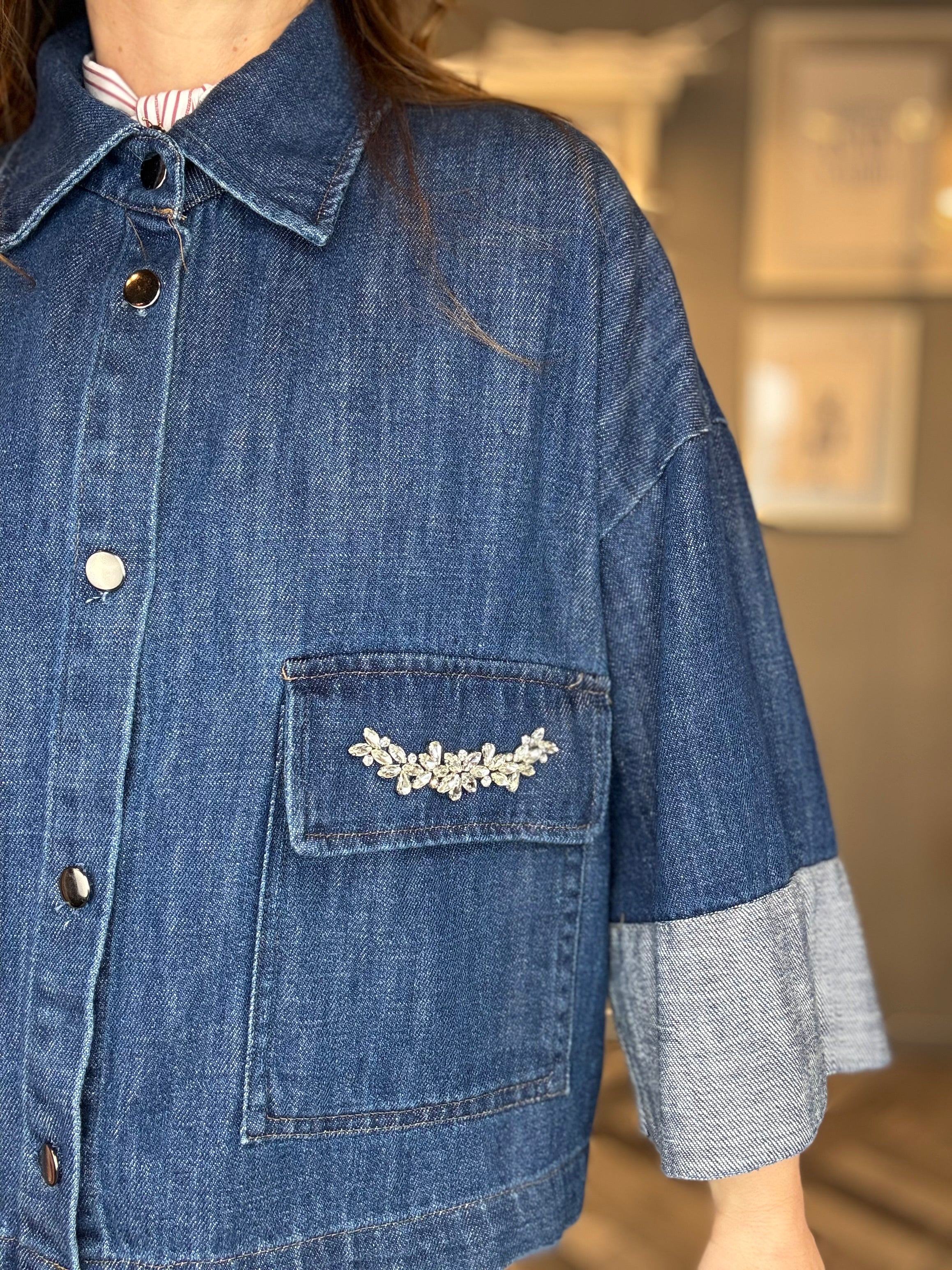 Giacca crop con cabochon denim