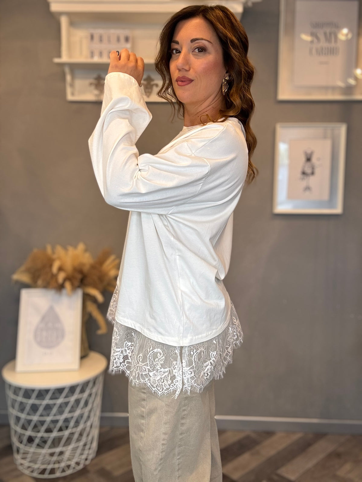 T-shirt asimmetrica con pizzo bianco