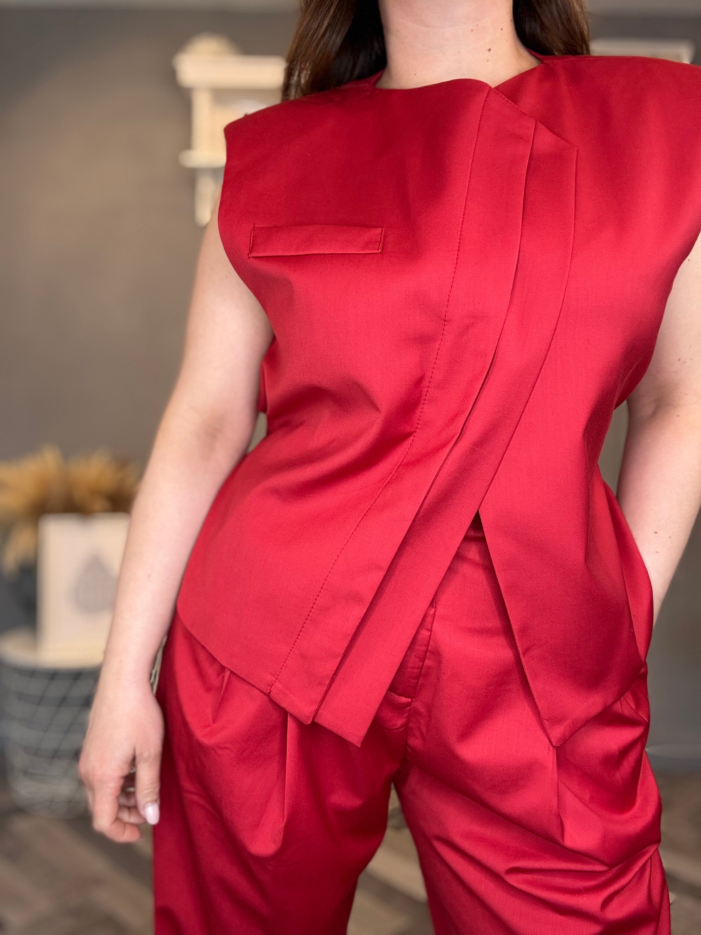 Gilet sartoriale asimmetrico con cintura regolabile