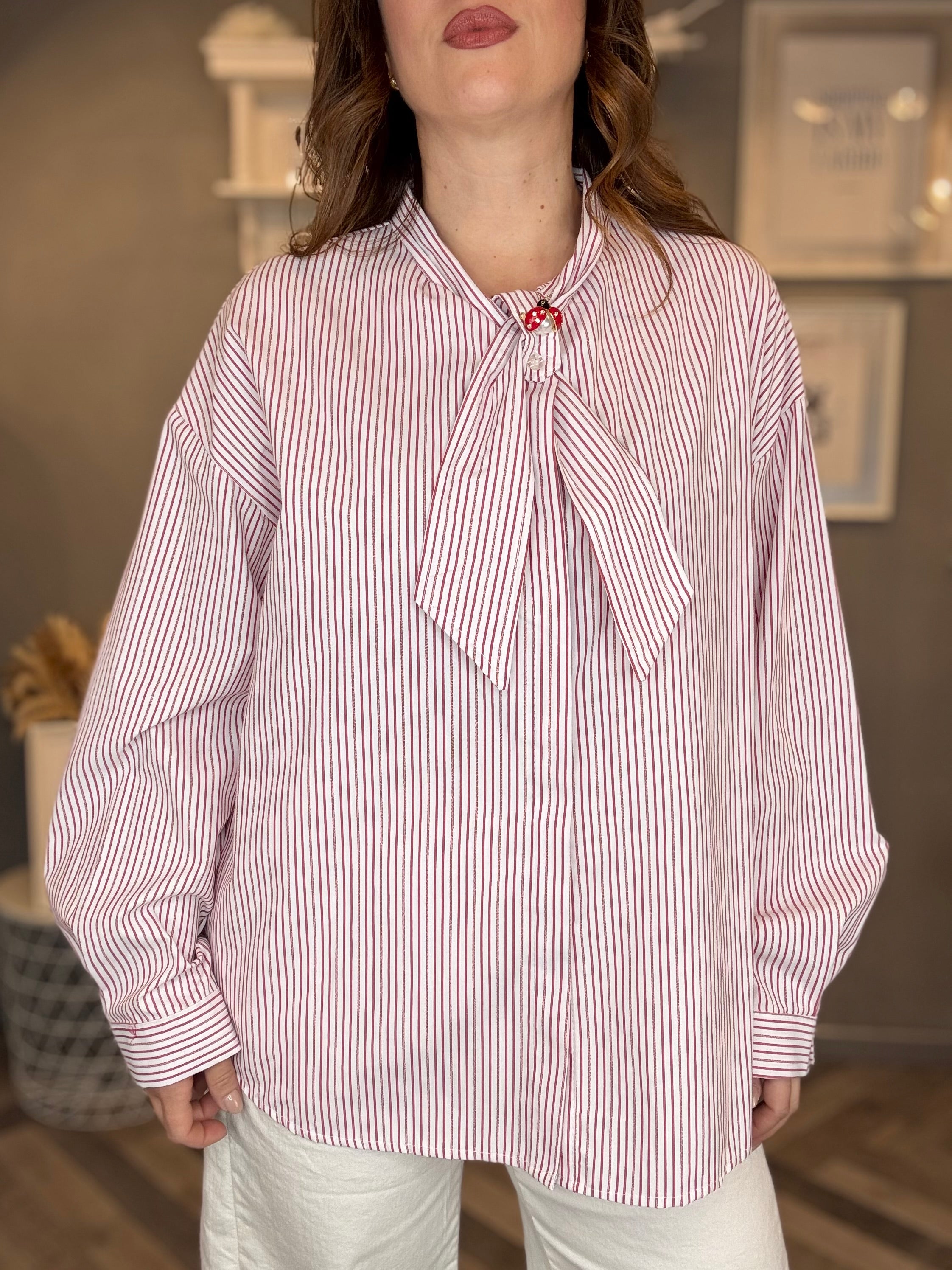 Camicia a righe rosse con fiocco