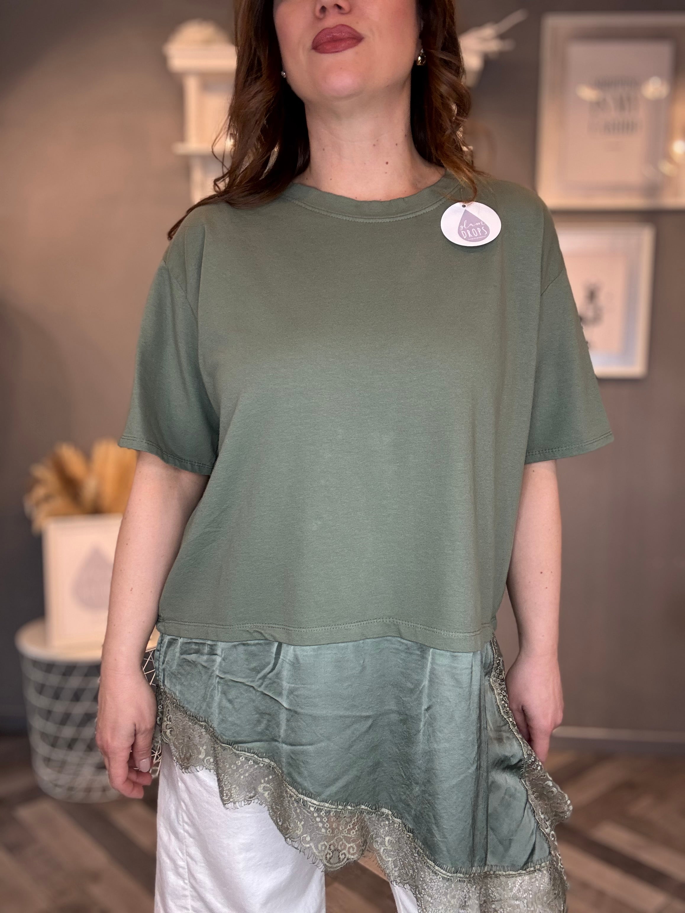 T-shirt verde militare con satin e pizzo