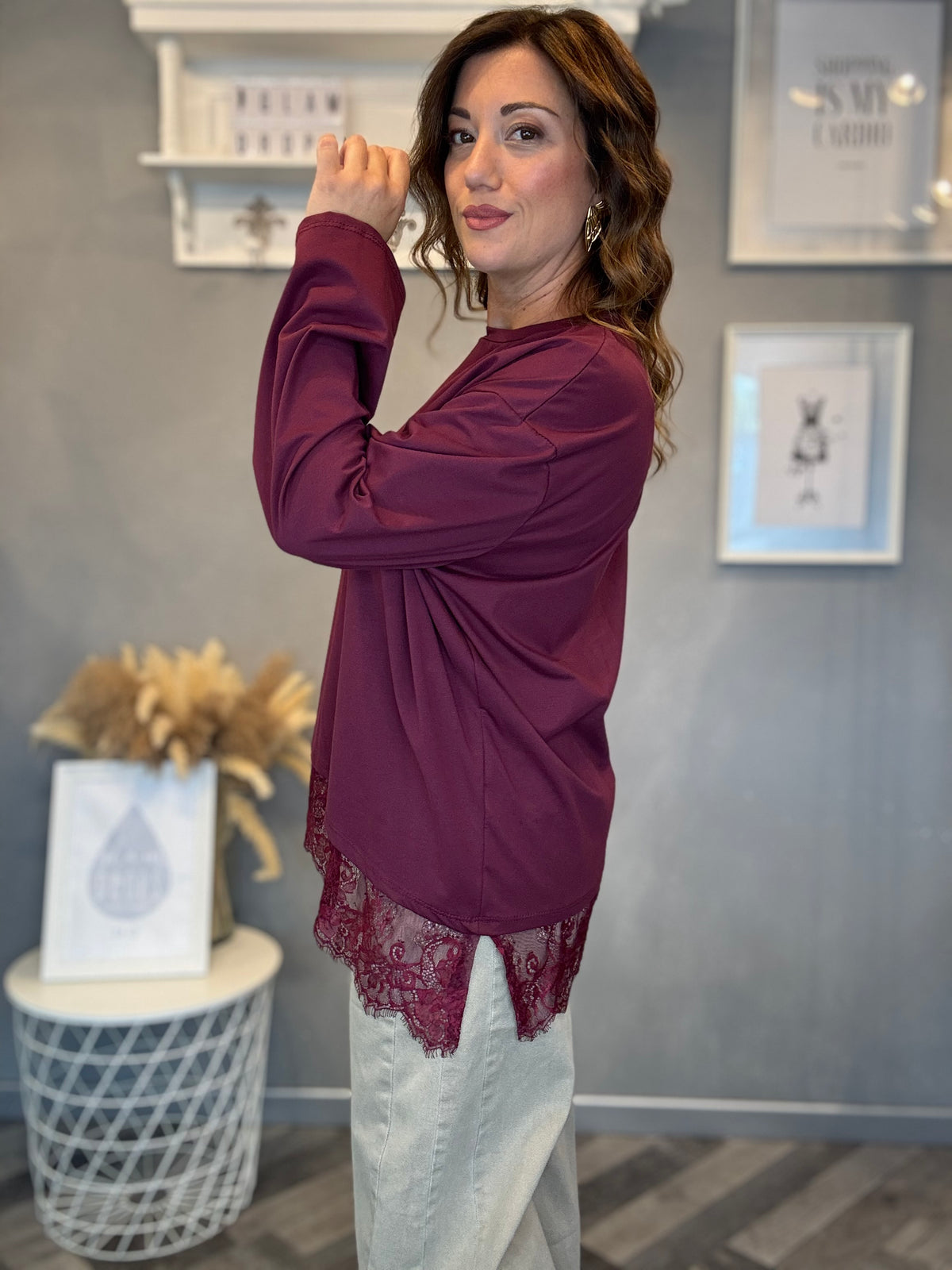 T-shirt asimmetrica con pizzo bordeaux