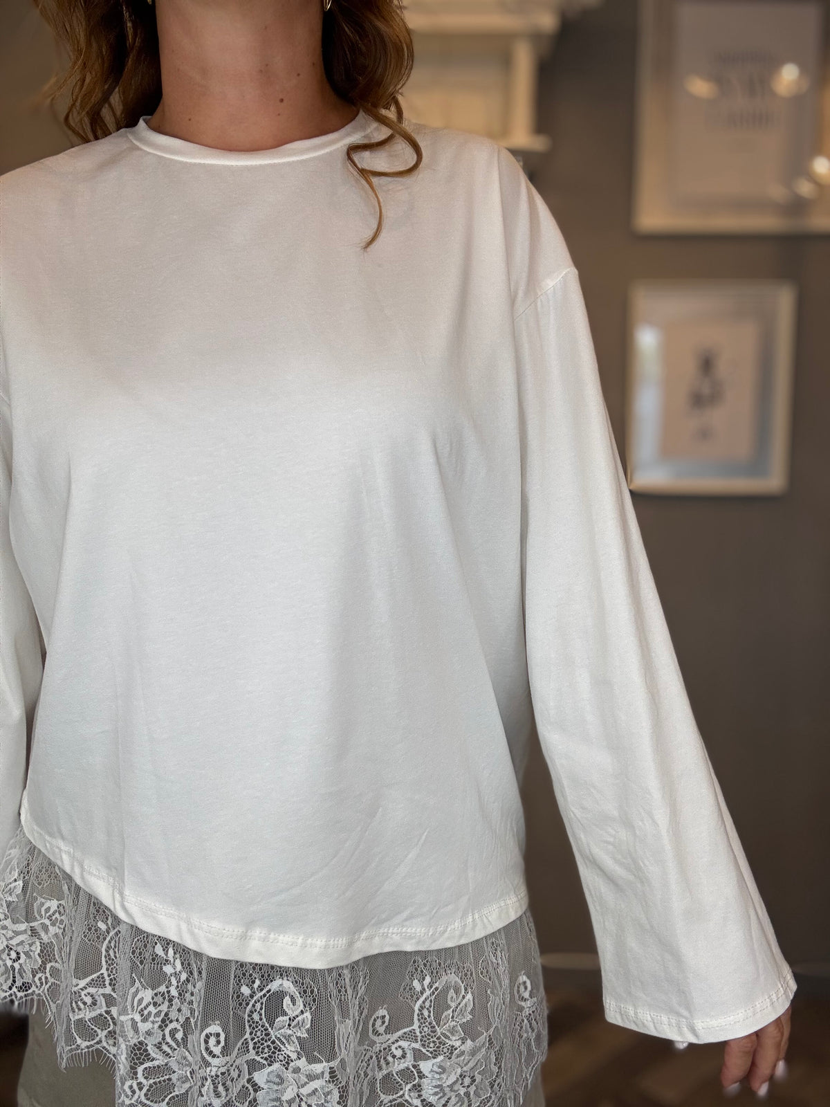 T-shirt asimmetrica con pizzo bianco