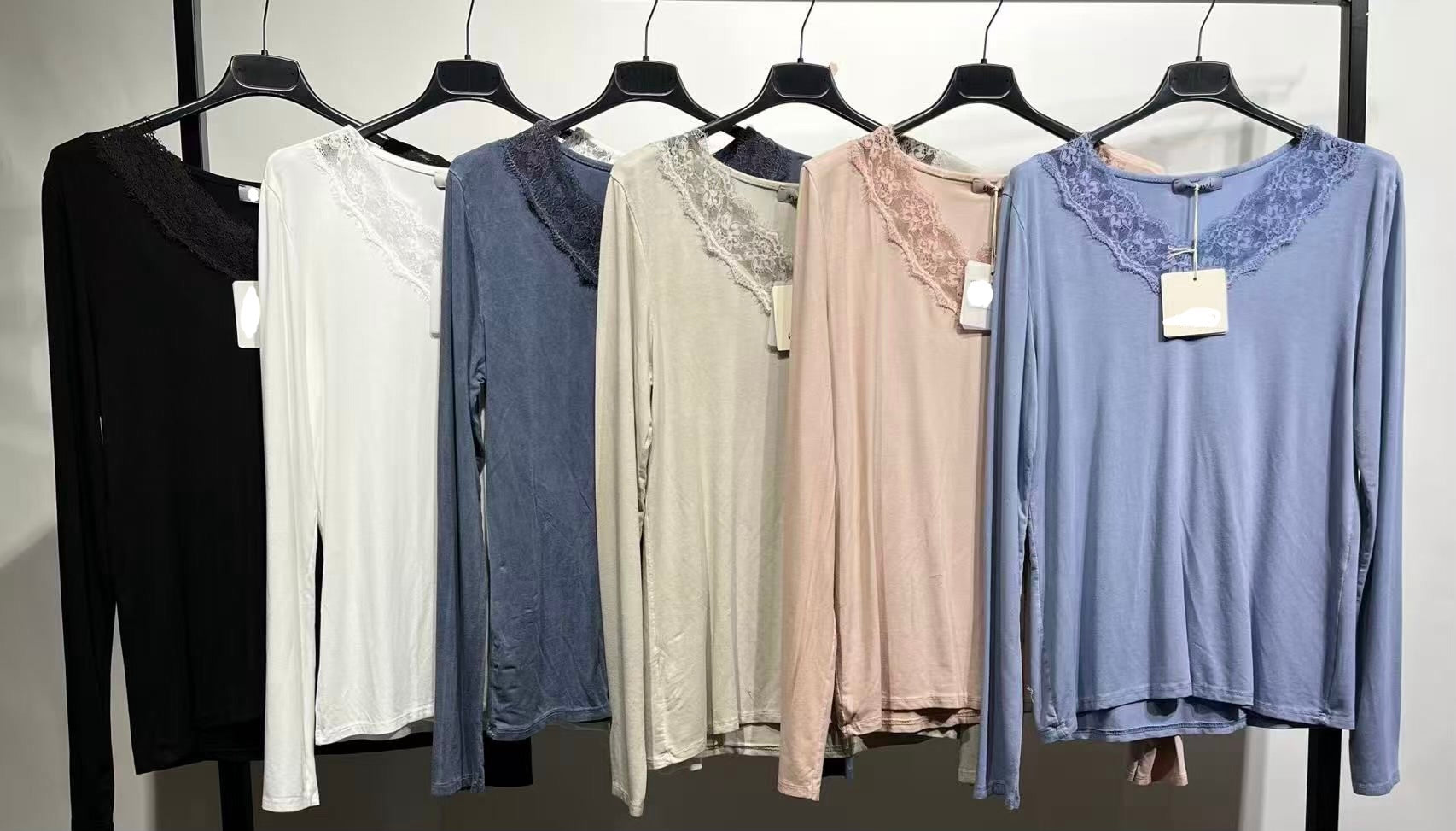 T-shirt in viscosa con pizzo