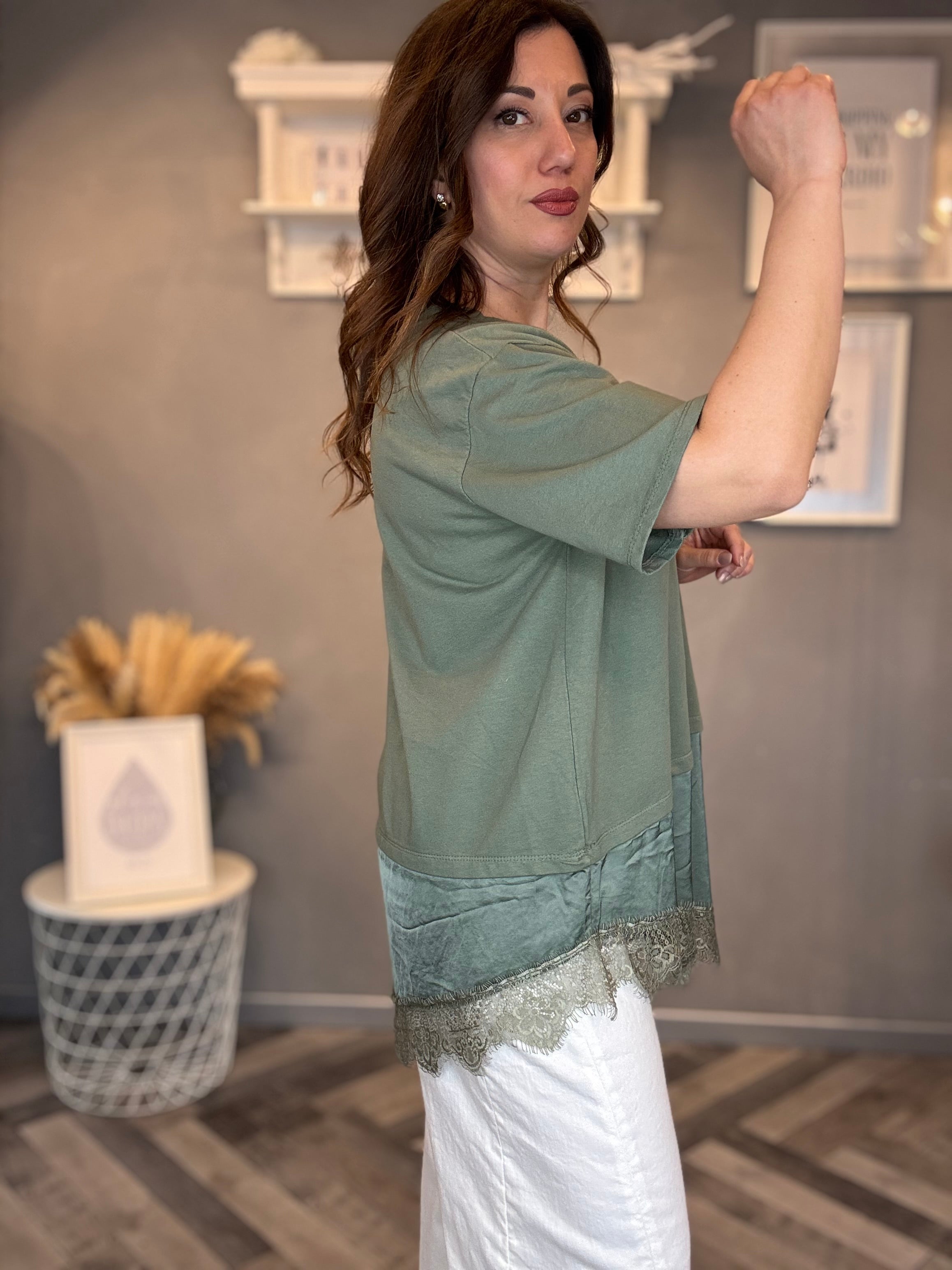 T-shirt verde militare con satin e pizzo