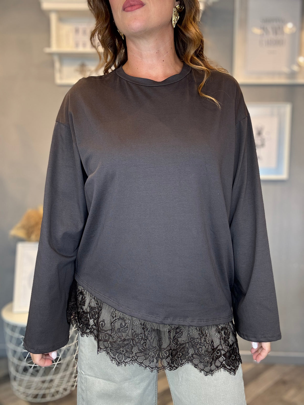 T-shirt asimmetrica con pizzo moro