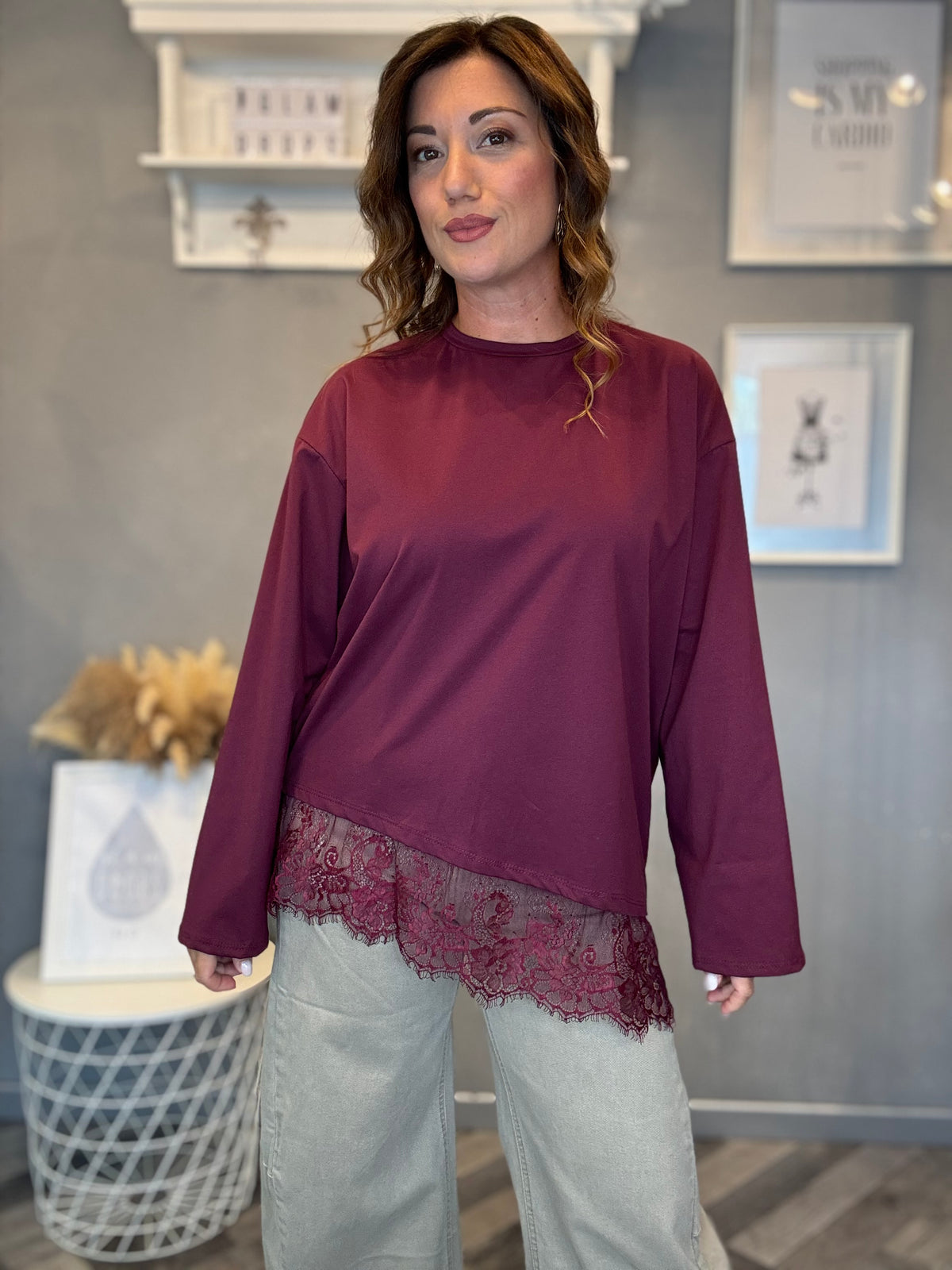 T-shirt asimmetrica con pizzo bordeaux