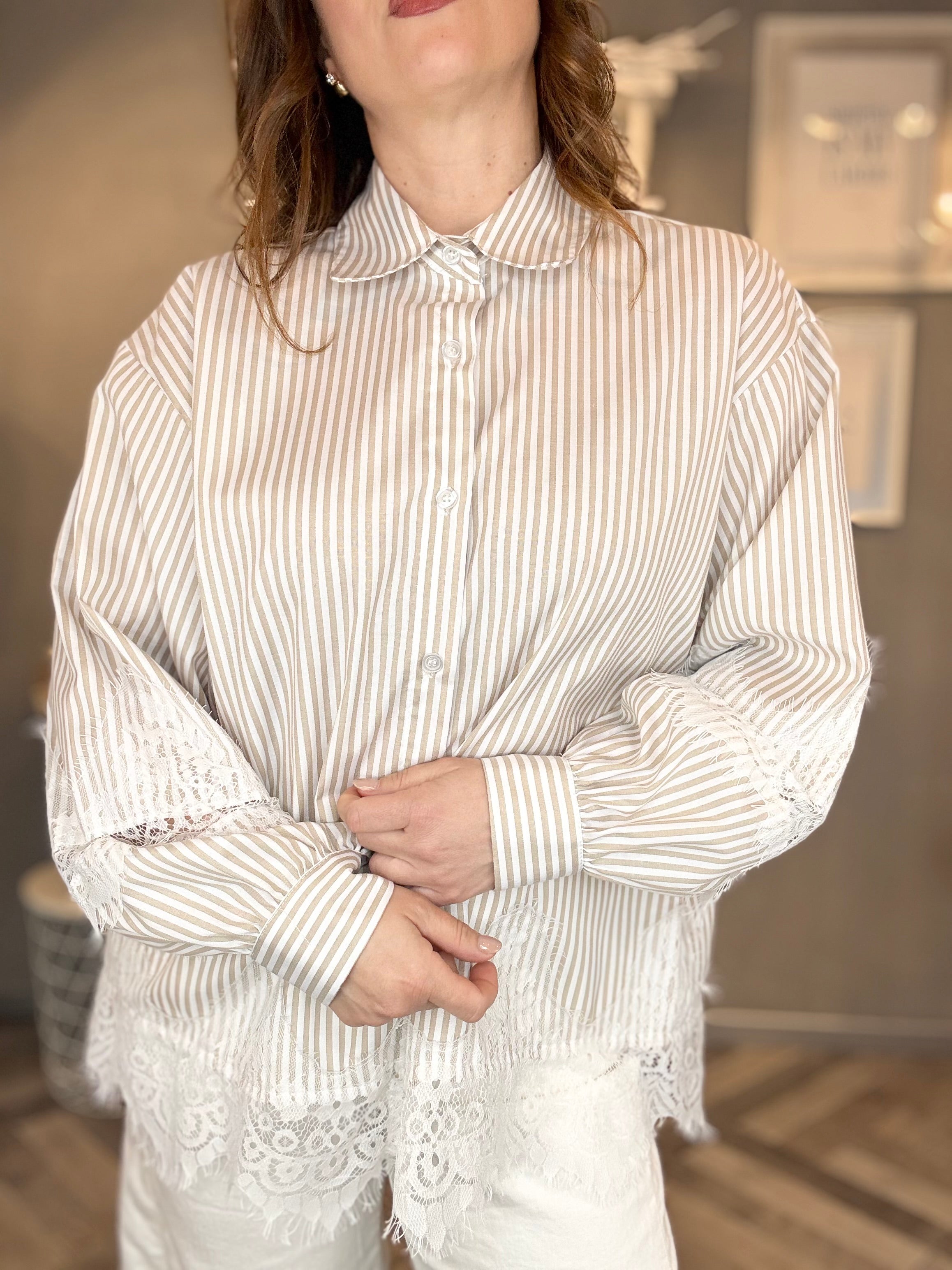 Camicia a righe con pizzo