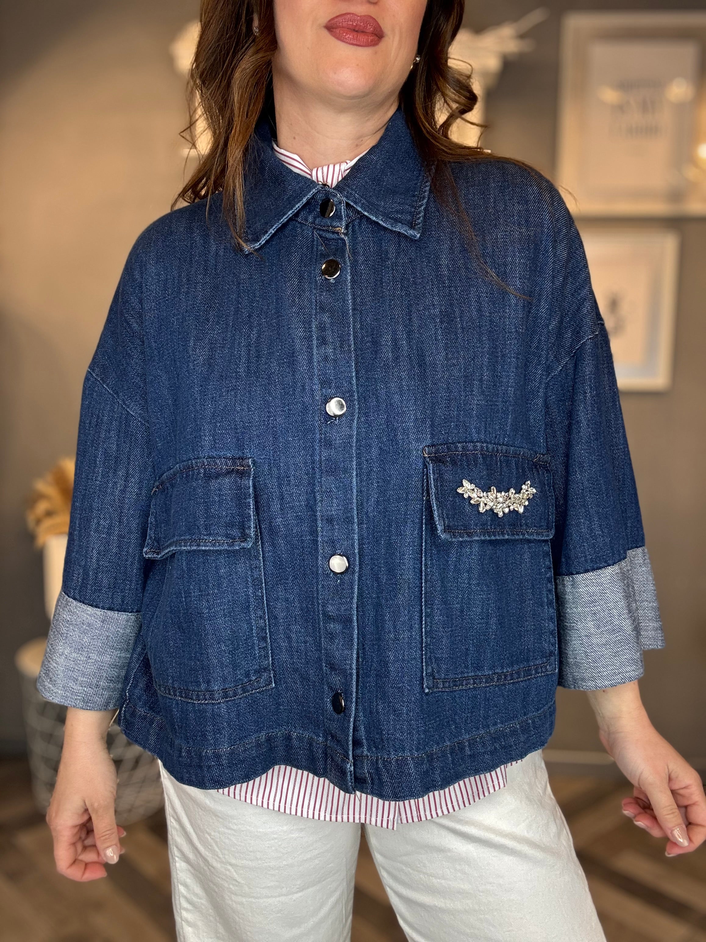 Giacca crop con cabochon denim
