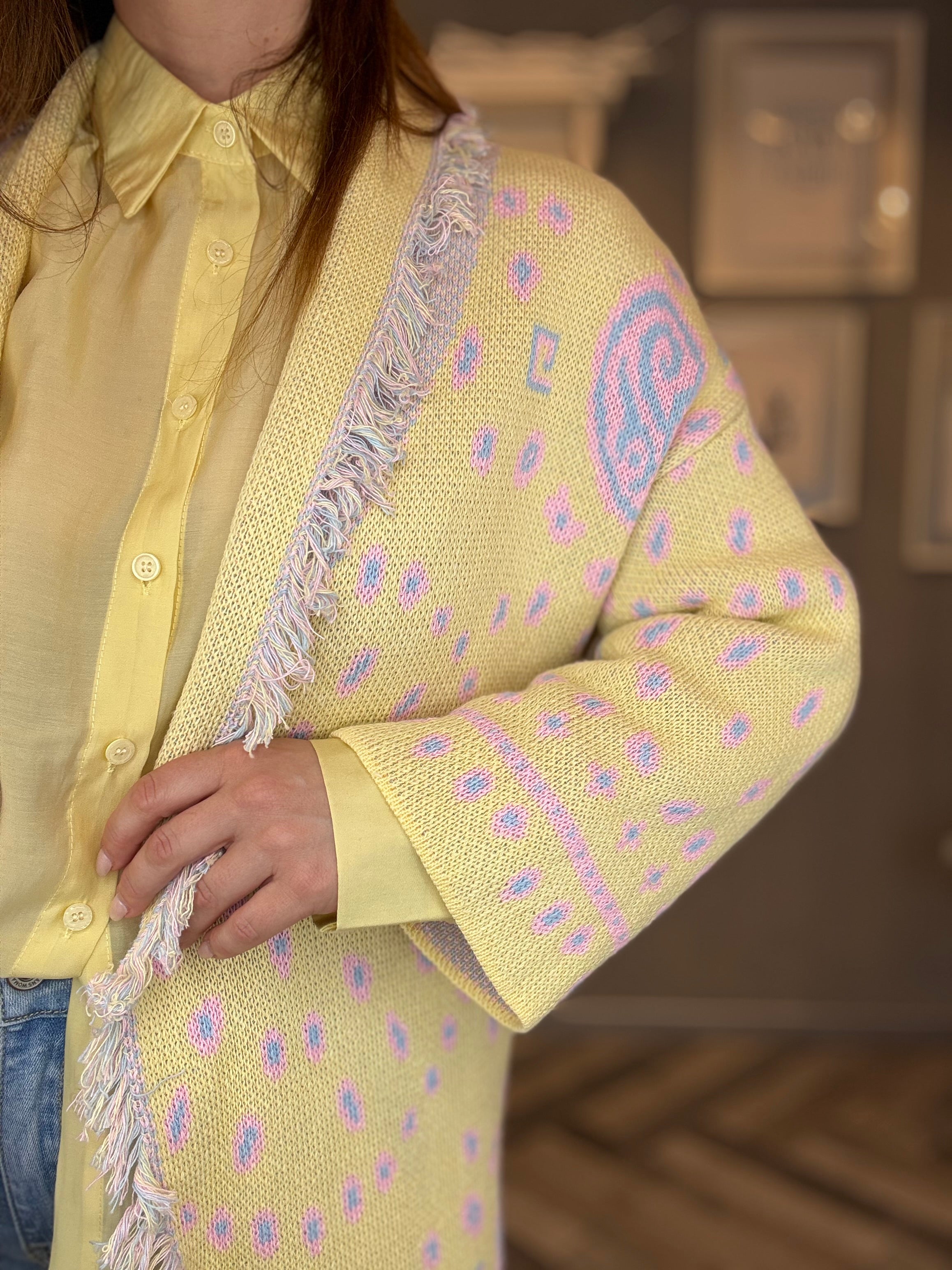 Cardigan jacquard giallo pastello con frange